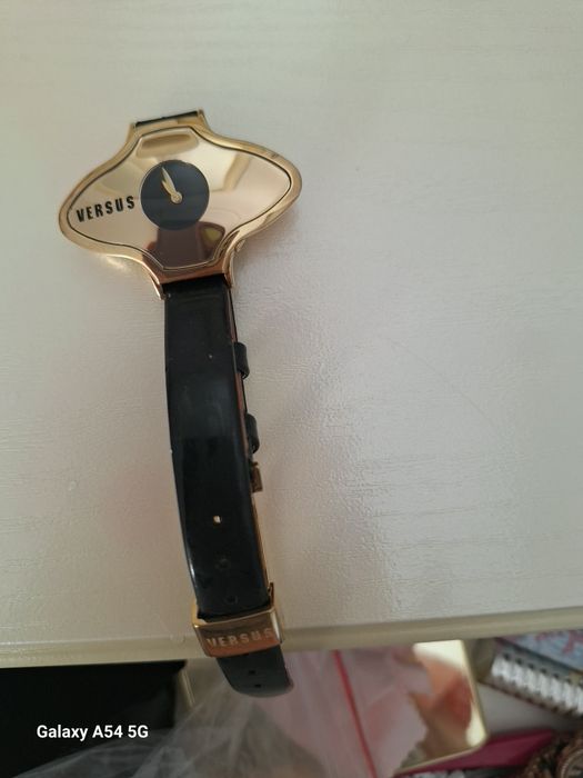 Часы VERSUS женские новые красивые.