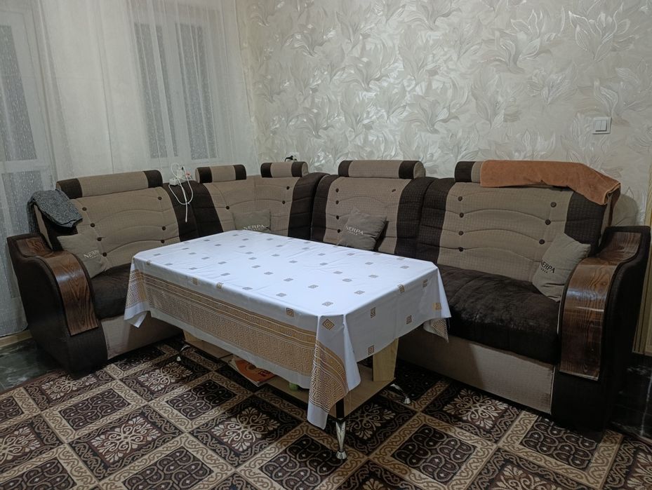 Уголок диван сотилади