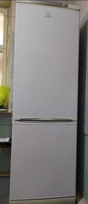 Продаётся холодильник Indesit.