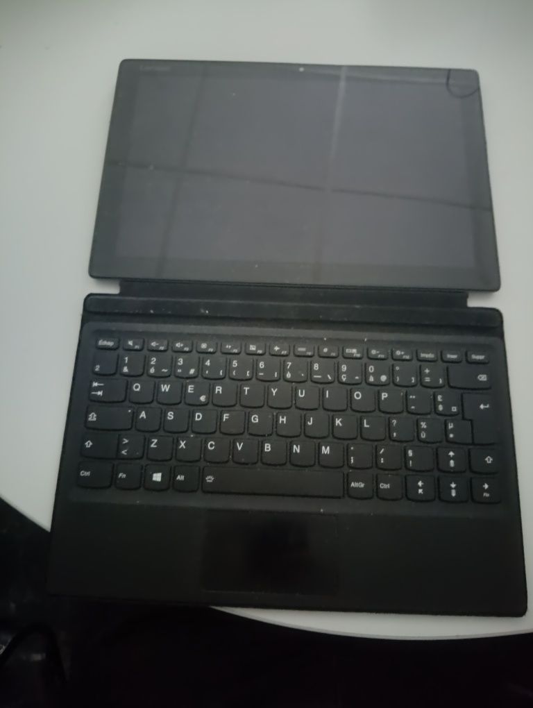 Лаптоп Леново miix 520