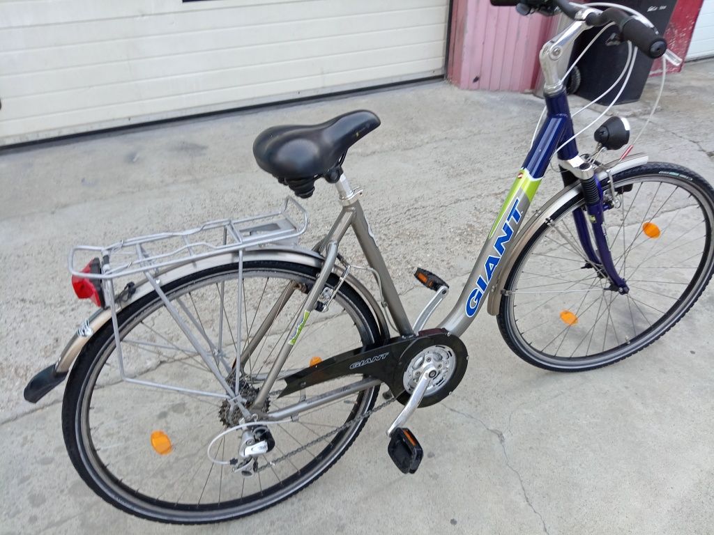 Vând bicicleta din aluminiu pentru damă