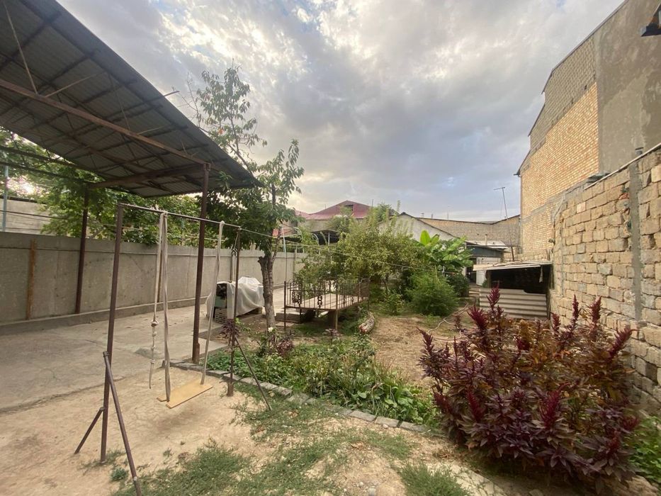 Продаю участок 4.4 сотки Бектемирский район есть старый дом 4 комнаты