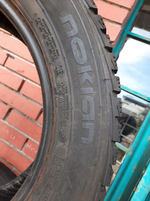 Продавам 2 зимни гуми 215/60/17 C бус Nokian