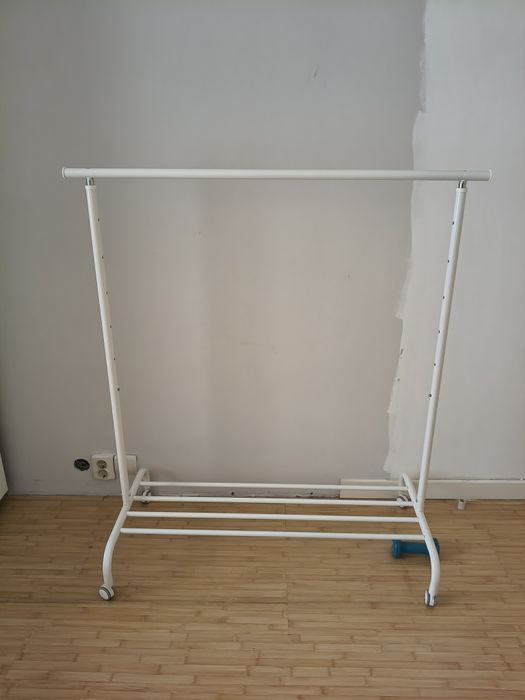 Stander haine sau suport umerase, reglabil, alb