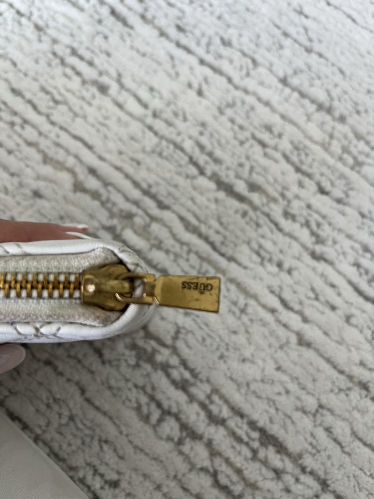 Оригинално портмоне на Guess