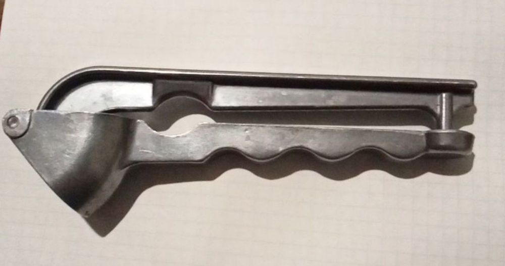 Продам чеснокодавилку советскую