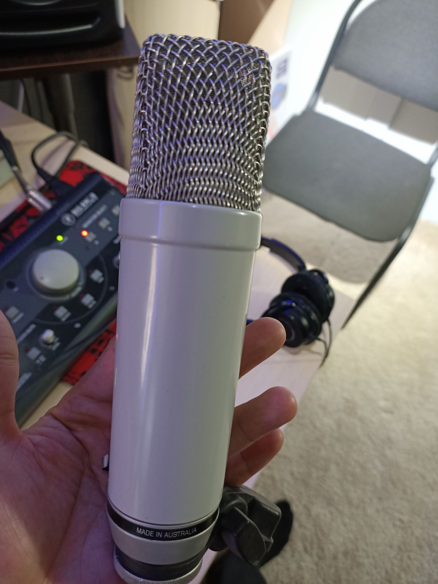 Микрофон студийный в хорошем состоянии работает всё,