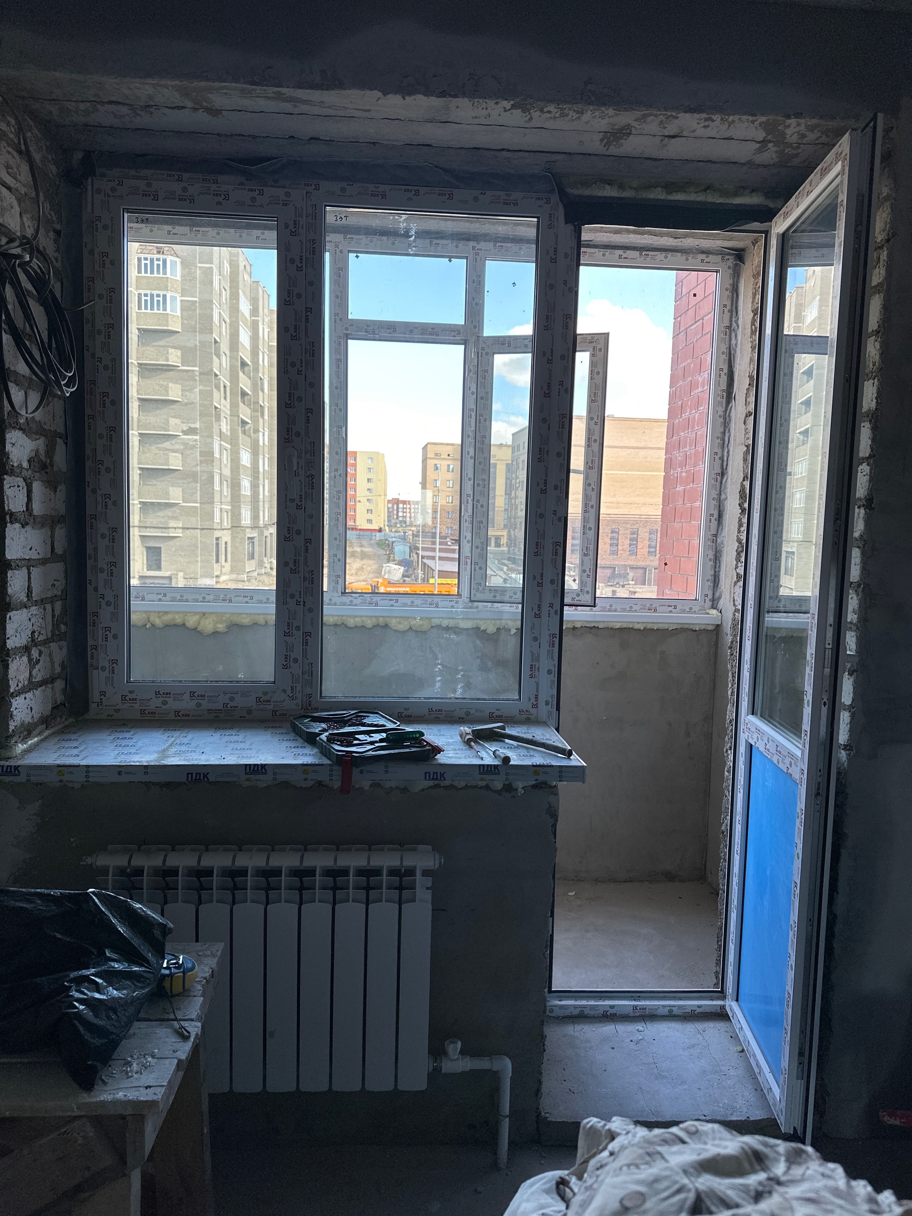 Продам металлопластиковые окна и двери ( выход на балкон)