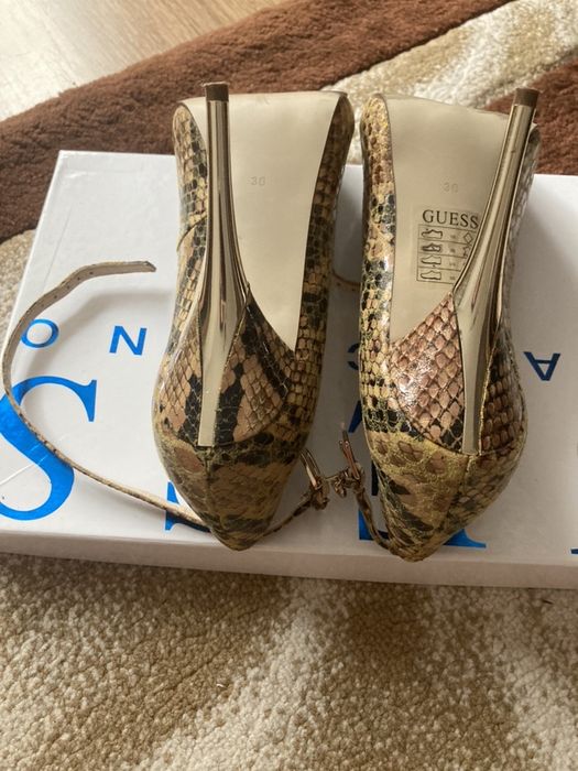 Vand sandale originale Guess cumparate din Italia