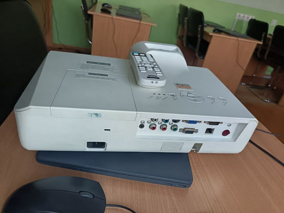 Продаю проектор Эрсон.