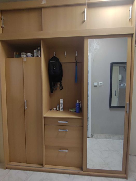 Продавам гардероб вис.2,4м ш 1,8м, дълб.0,44м цена 100лв