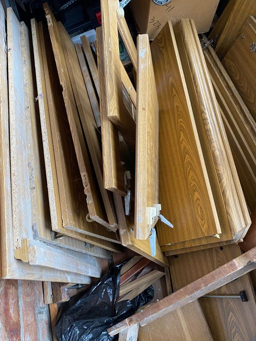 Доски, разобранные шкафы