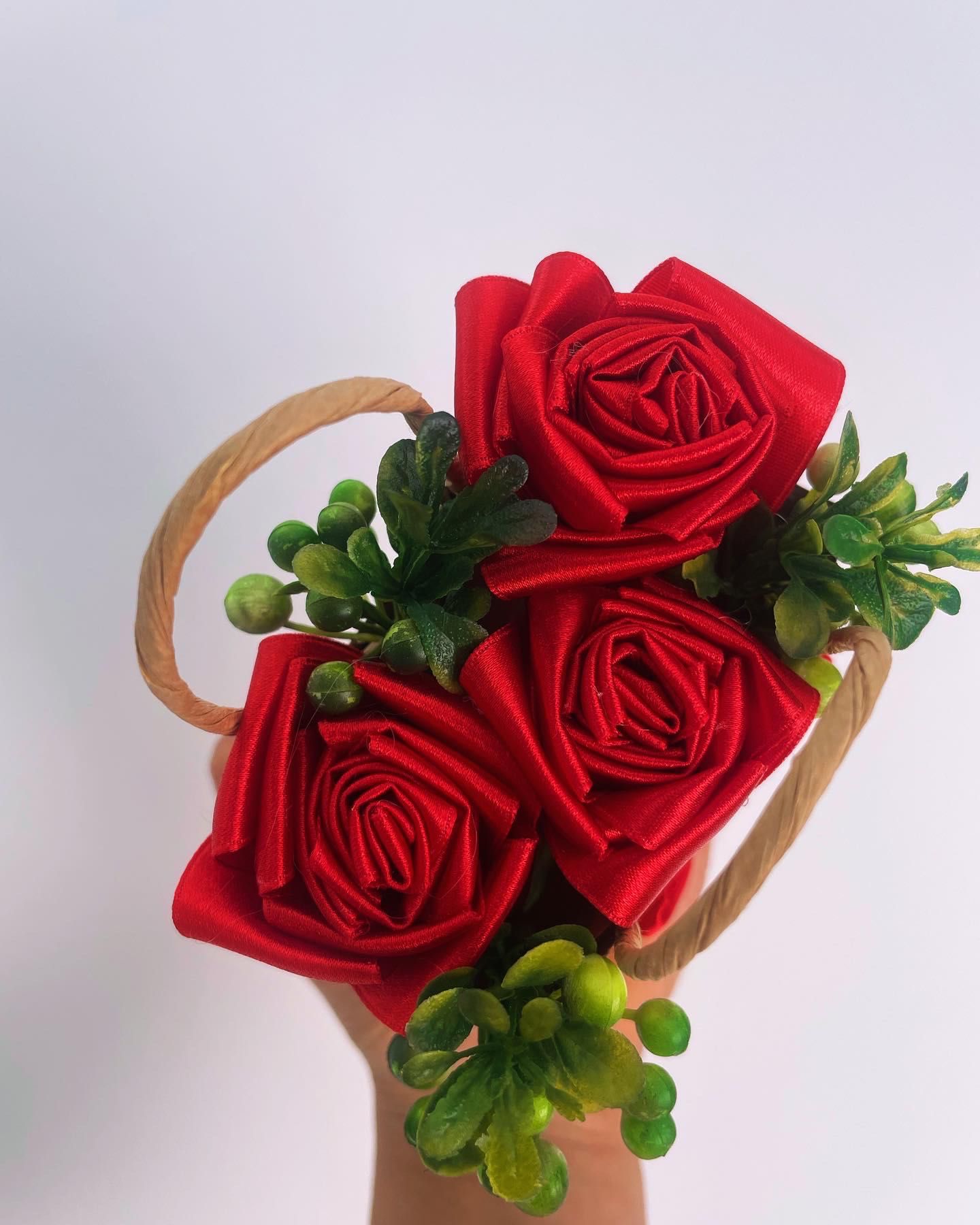 Мини букет от червени сатенени рози.