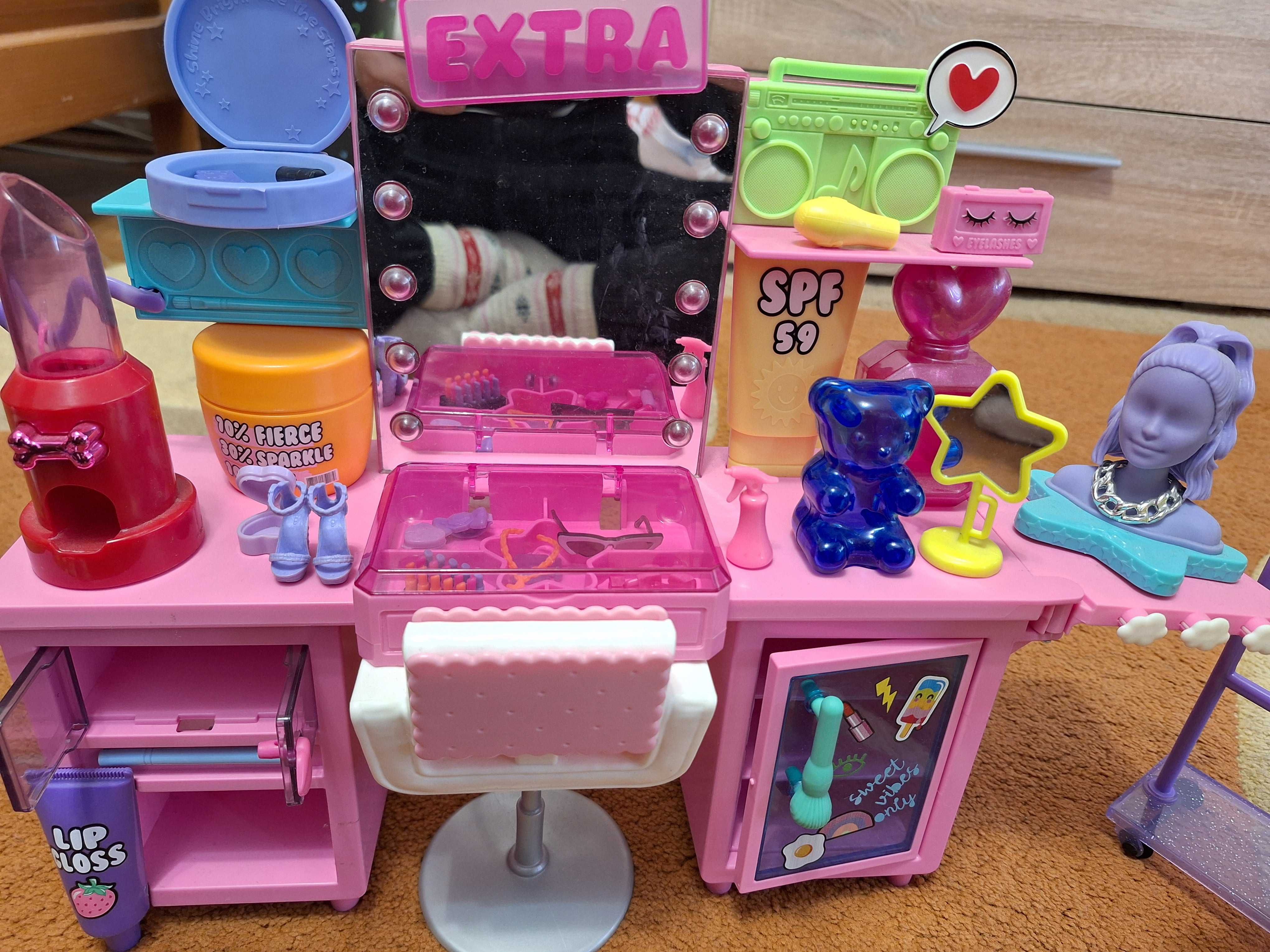 Ambulanta Barbie si set de machiaj Barbie Extra