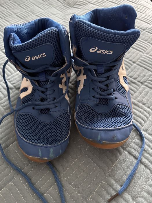 Продам борцовскую обувь, надевали пару раз. Размер 40. Не дорого!