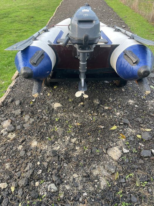 Лодка с мотор и твърдо дъно