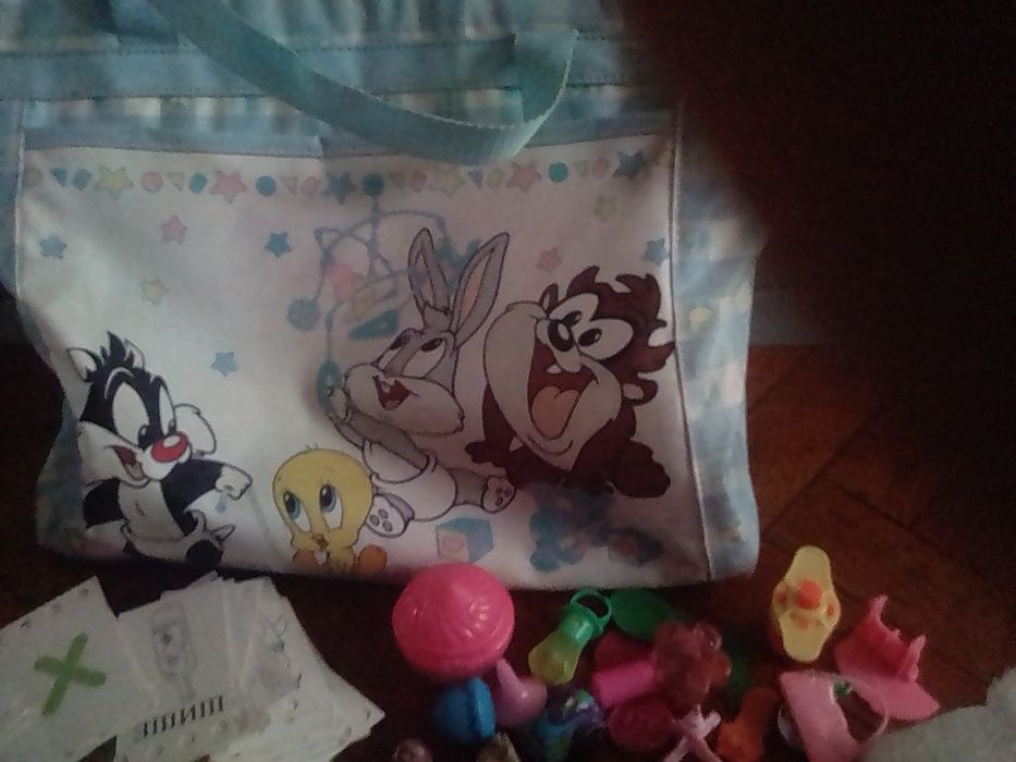 Детска чанта и лот от играчки и поставка за гердани