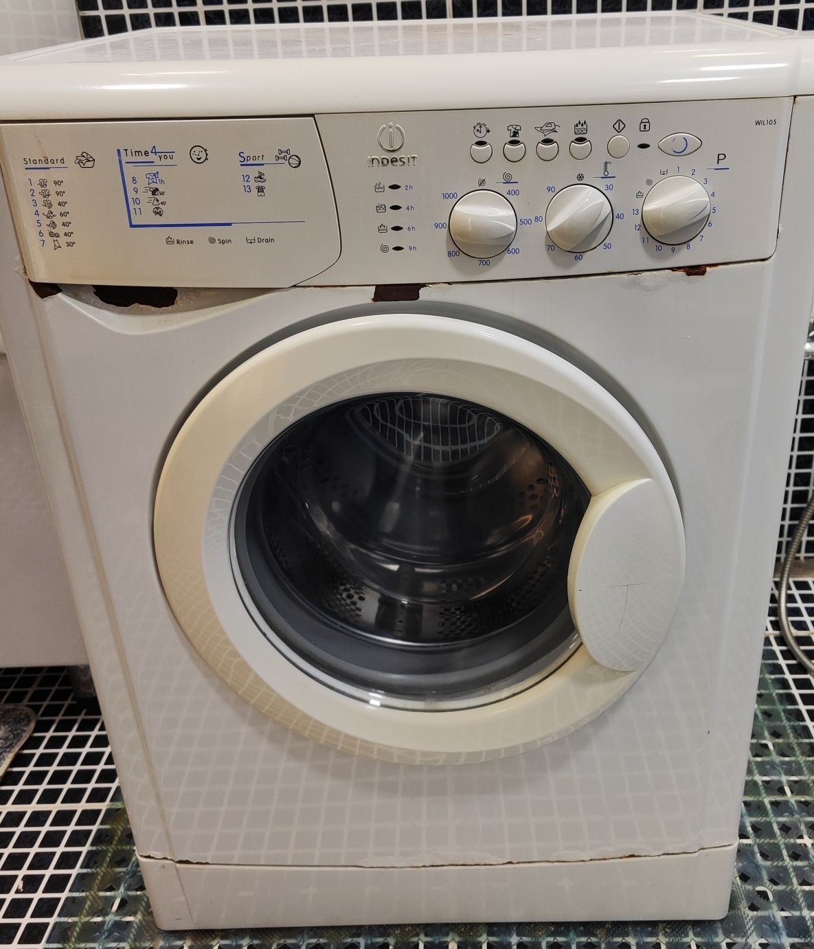 Стиральная машина Indesit.
