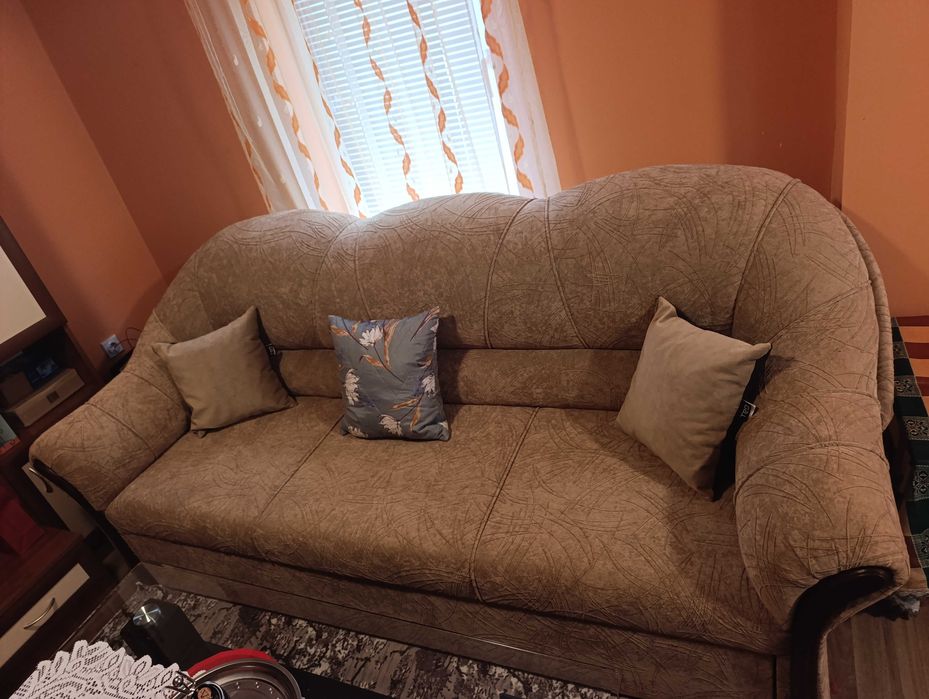 Диван с фотьойли и табуретки