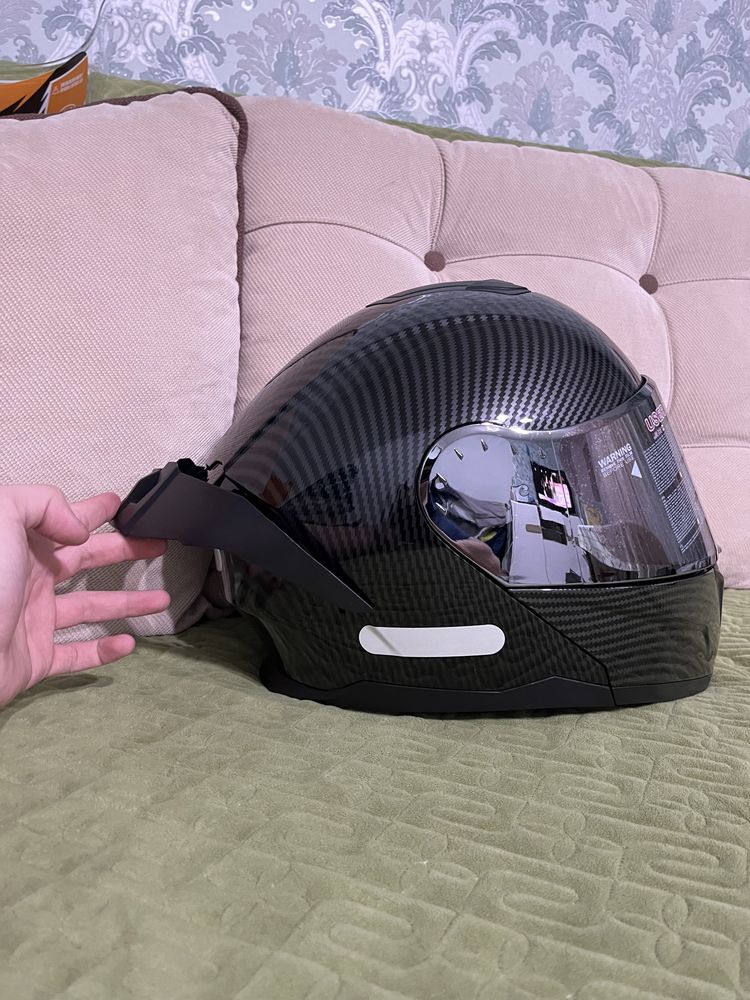 Продам новый шлем карбоновый в подарок перчатки и визор