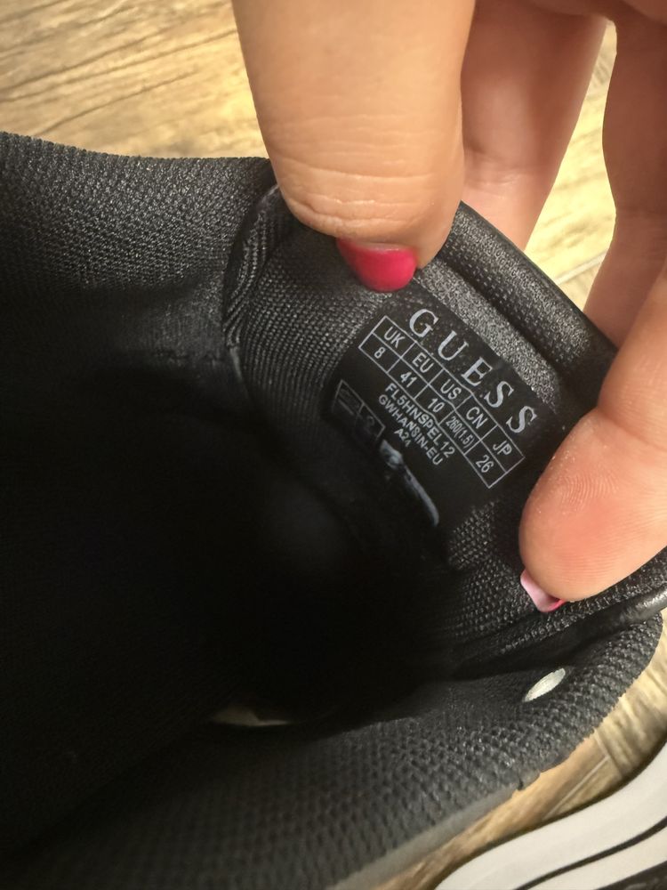 Продавам сникърси GUESS. Само пробвани, размер 41