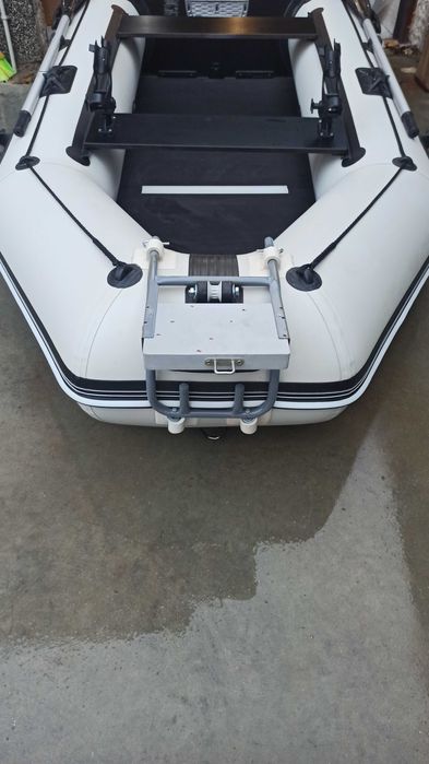 Продавам надуваема лодка с твърдо дъно и кил