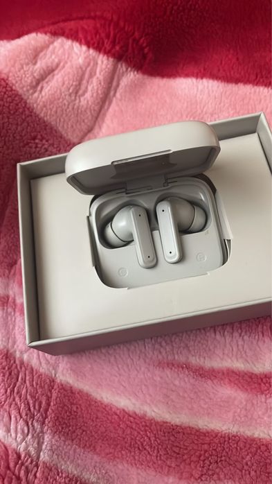 Vand casti noi la cutie