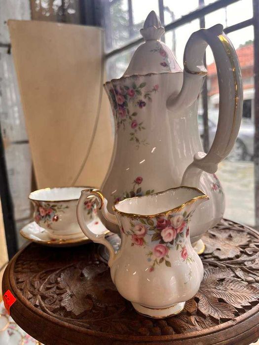 на части Royal Albert