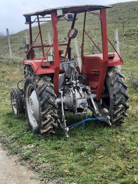 Vand tractor cu utilajele enumerate.