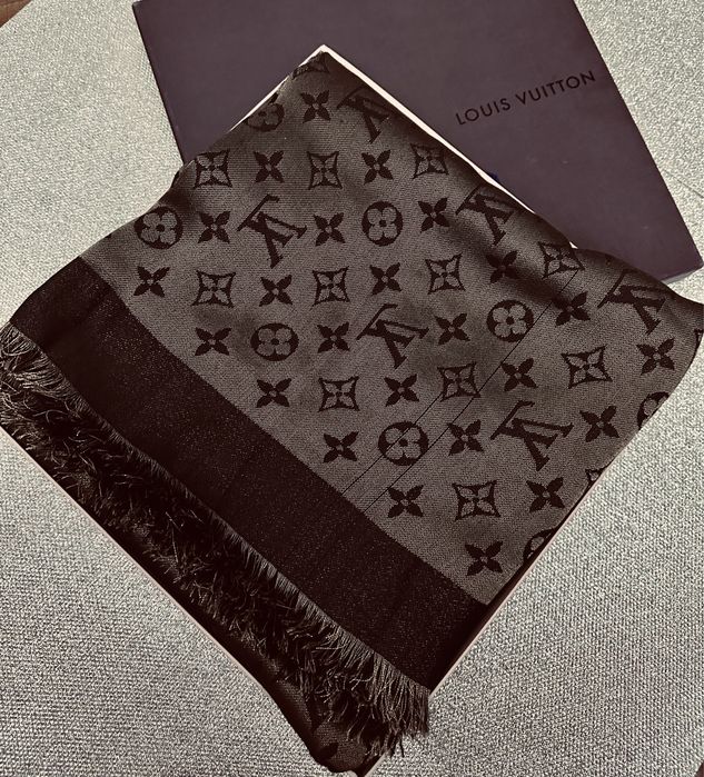 Красивый платок LV !
