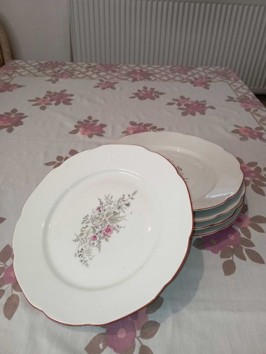 Нови и използвани чинии и купи