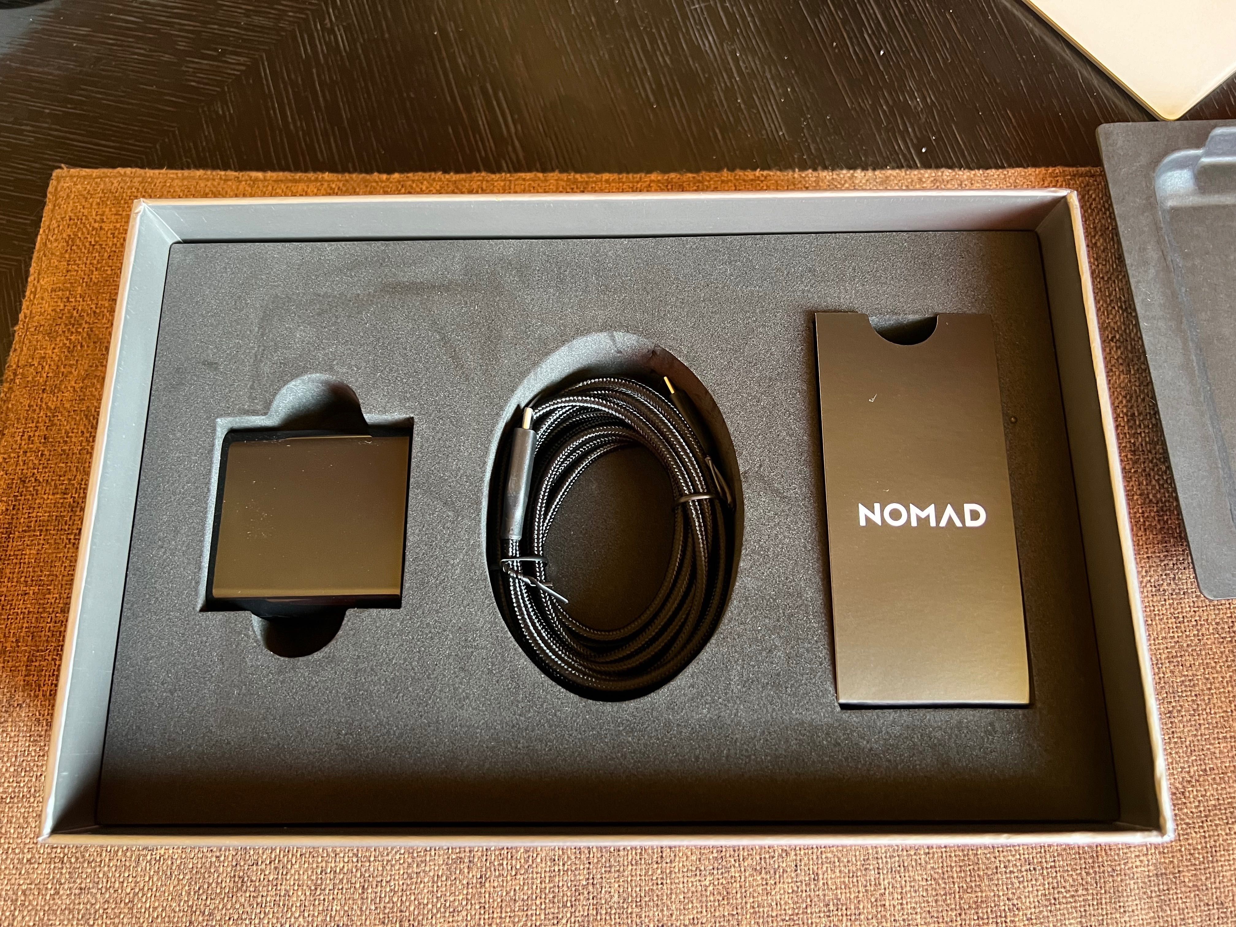 NOMAD Base Station Pro Charger - Qi-зарядно / поставка (пад)