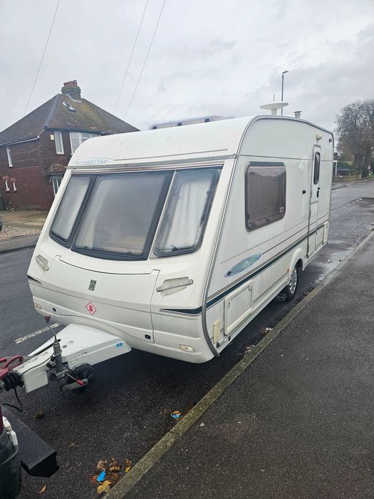 Продавам каравана в прекрасно състояние 2004 г.