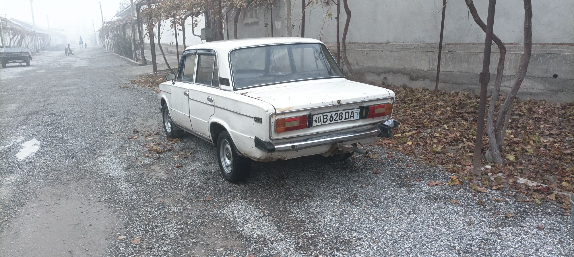 Jiguli VAZ 2106, yurib turgan moshina, pritsepi ham bor