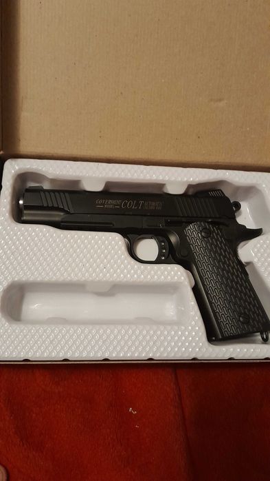 vand pistol negru airsoft cu bile de plastic