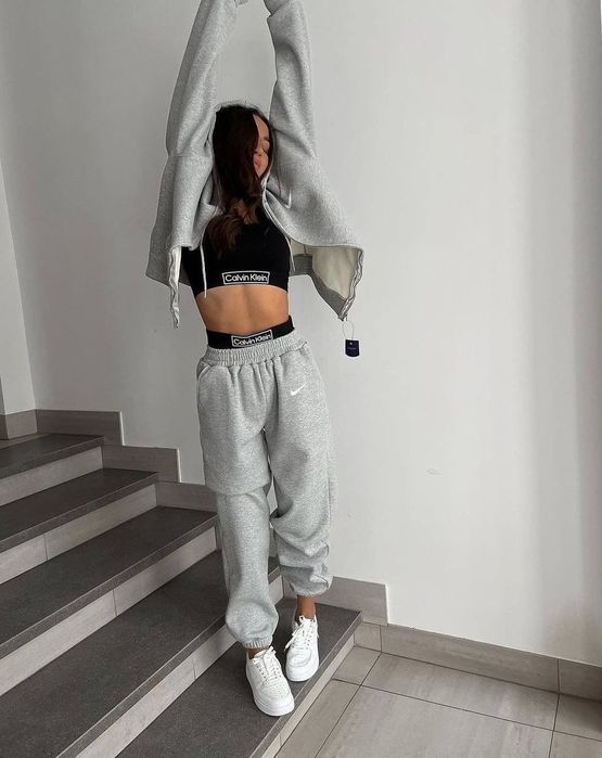 Nike Дамски Спортни Екипи (S-L) Различни Цветове