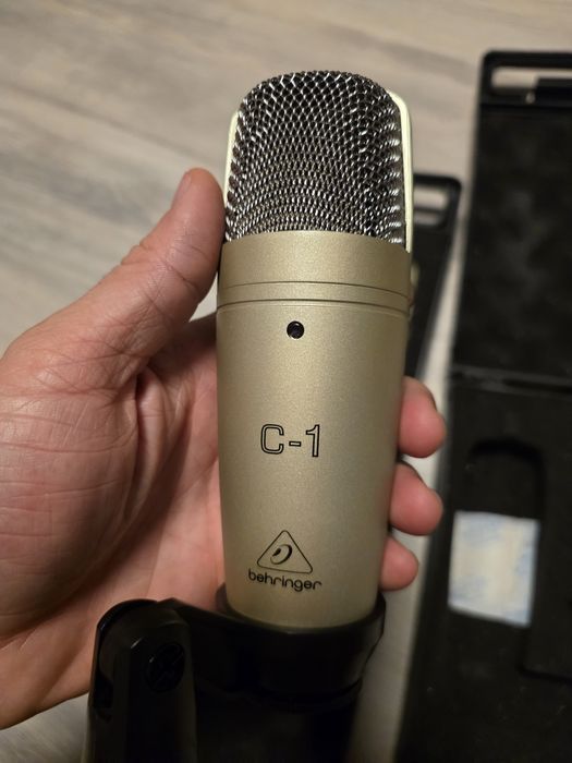 Vand microfoane pt podcast Behringer