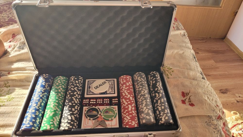 Poker set 300 jetoane , 5 zaruri, 2 pachete de cărți de joc