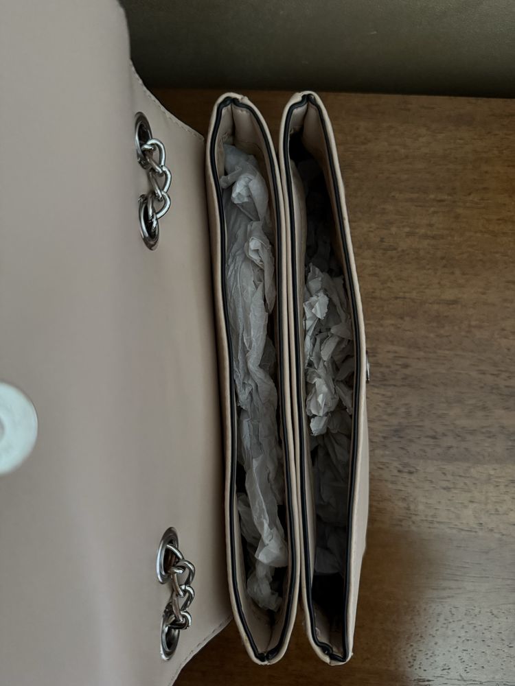 Дамска чанта на марката Guess