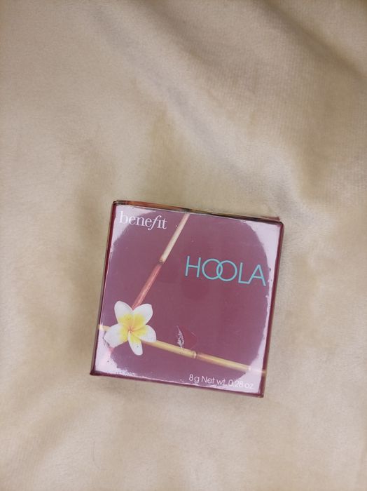 bronzer mat pudră Benefit Hoola de 8g.
