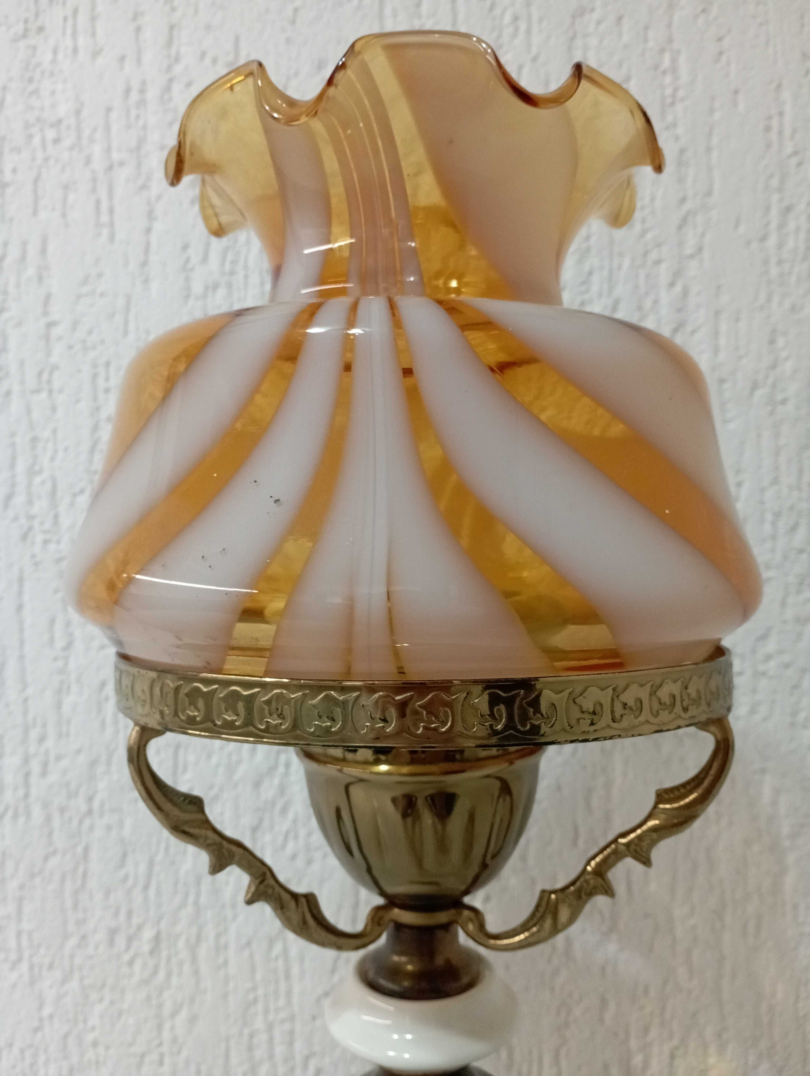 Красива старинна лампа