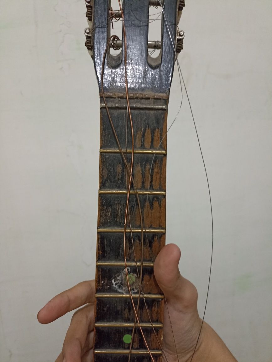 Gitara korpusi sotiladi !