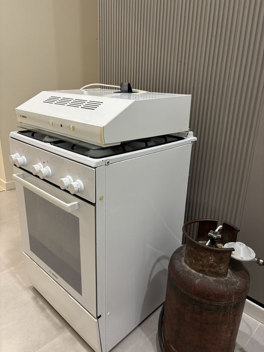 газовая плита ,с электрической духовкой BOSH