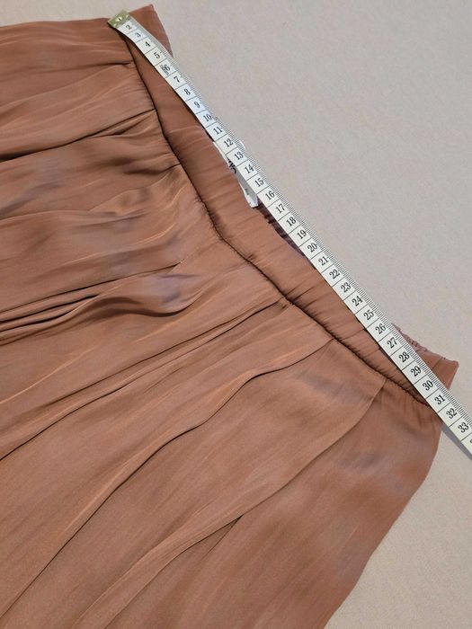 pantaloni culottes de la MNG cu o textură plisată