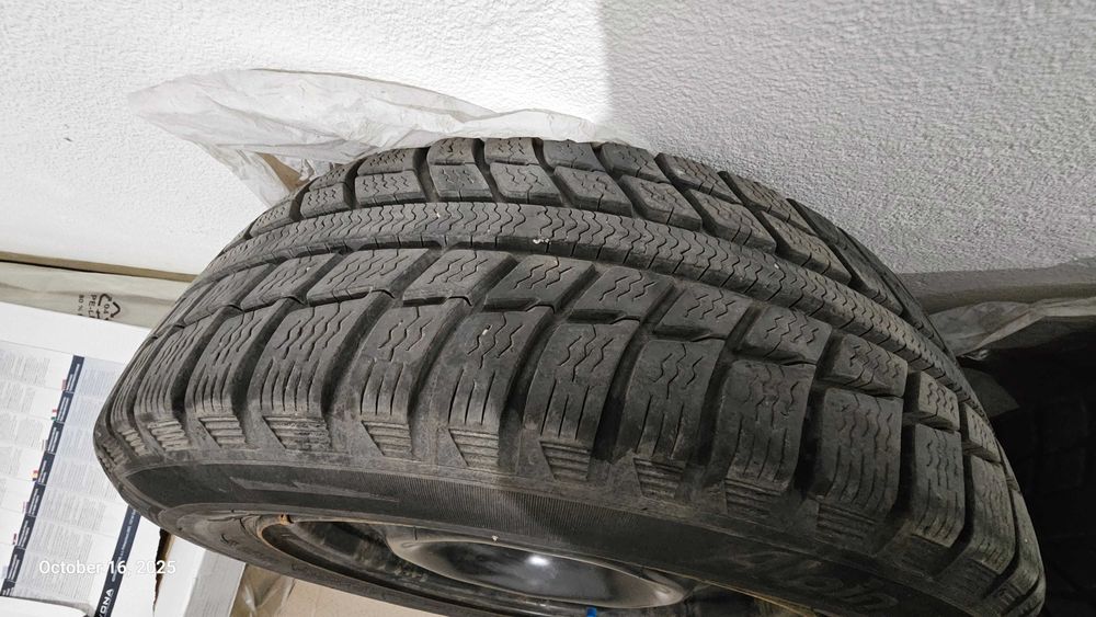 Продавам комплект гуми и железни джанти за Пежо.