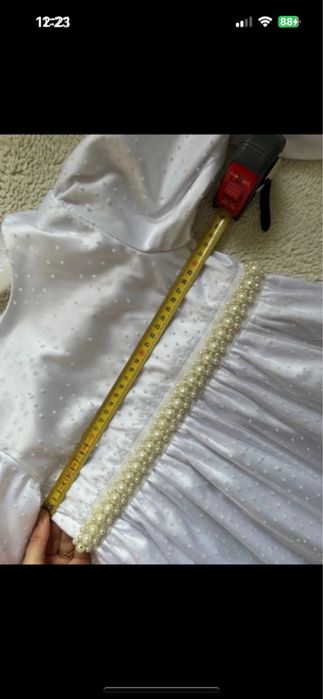 Rochita alba potrivita pentru serbare sau evenimente speciale