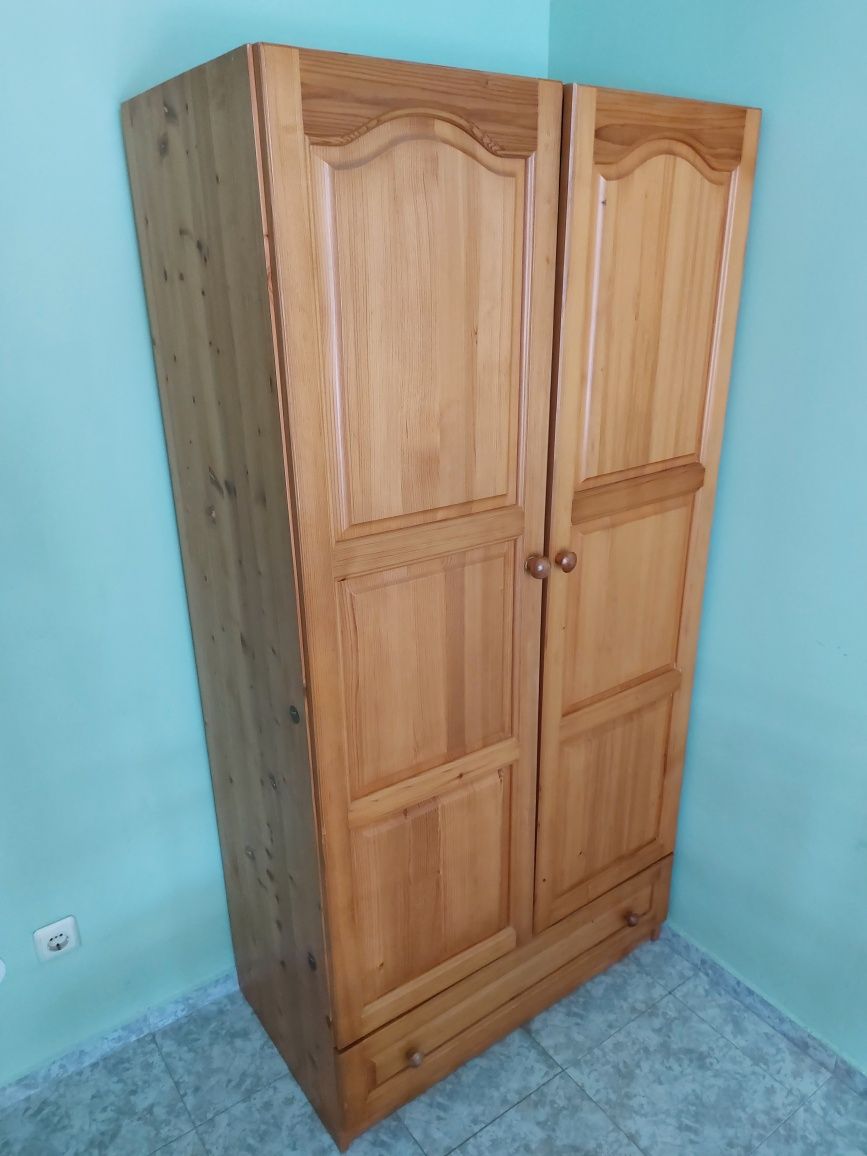 Спални и легла с матраци, маси-тоалетки от чам масив,