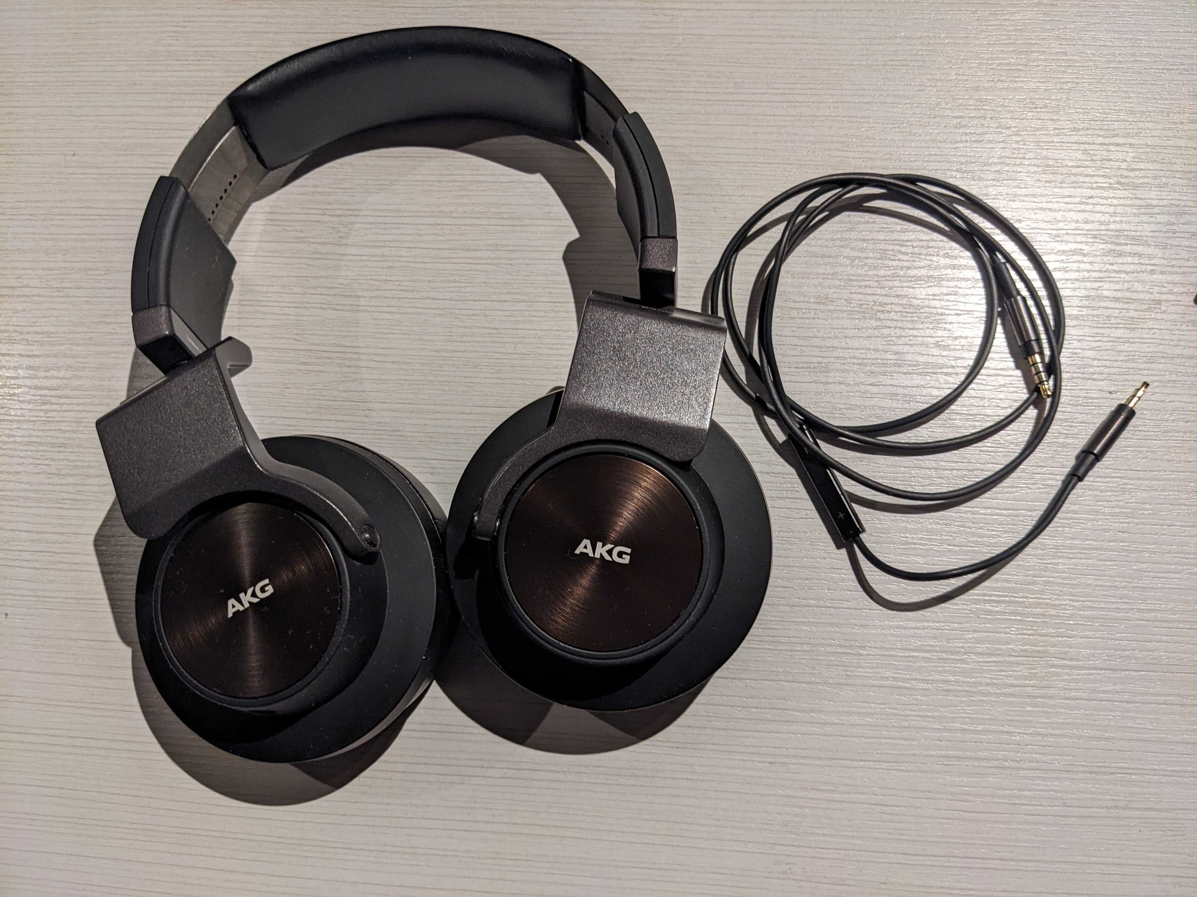 Затворени слушалки AKG K545, силен бас