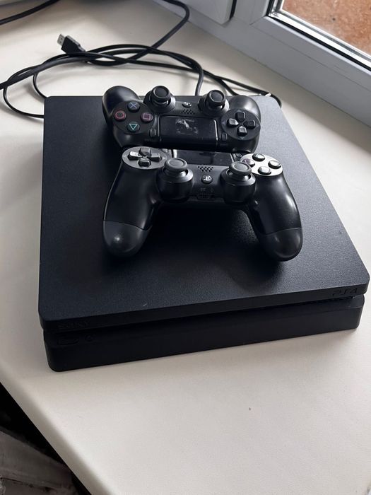 Продам PS4 512g 2 джостика в комплекте