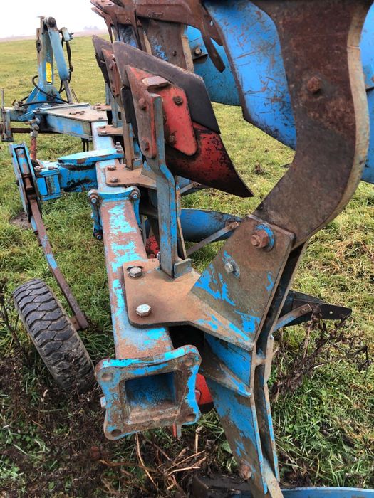 Plug reversibil cu 4 și 5 brazde